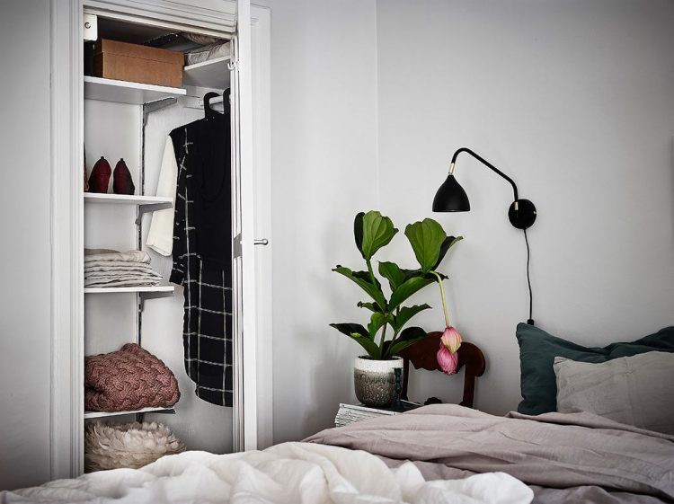  Vẫn trung thành có gam màu trắng chủ đạo, điểm nhấn đặc thù của phòng ngủ chính là chậu cây hoa tuyệt đẹp ngay đầu giường. Để tạo giấc ngủ sâu ga gối trên giường được chủ nhà sắm tông màu trầm.    