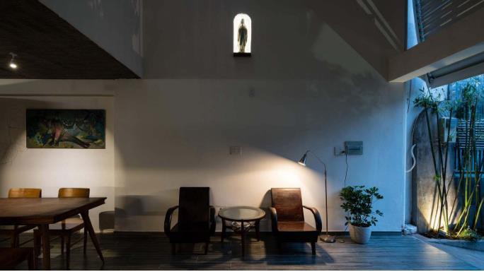 Bước chân vào ngôi nhà này con người như rũ bỏ hết mọi mệt mỏi, phiền hà của cuộc sống ồn ào thường nhật.