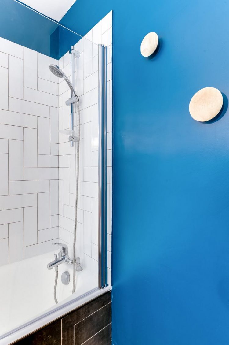 Không gian phòng tắm không cần nhiều ánh sáng và ít sử dụng được chủ nhà đặt vị trí trong cùng. Nơi đây được thiết kế với những bức tường tối màu tạo sự thoáng sạch và mát mẻ.