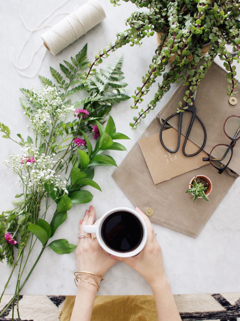 Hai vợ chồng còn tự tay làm những giỏ cây treo tuyệt đẹp trong nhà.