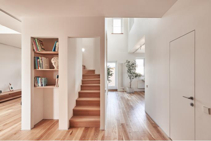 Cầu thang được thiết kế nhỏ gọn đặt giữa nhà với những ô thoáng lớn nhỏ.