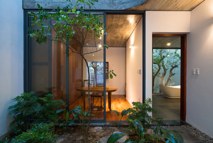 Điều này tạo cho không gian liên tục theo chiều ngang và khiến chủ nhà có cảm giác sống ở trong nhà mà như ở ngoài trời và ngược lại.