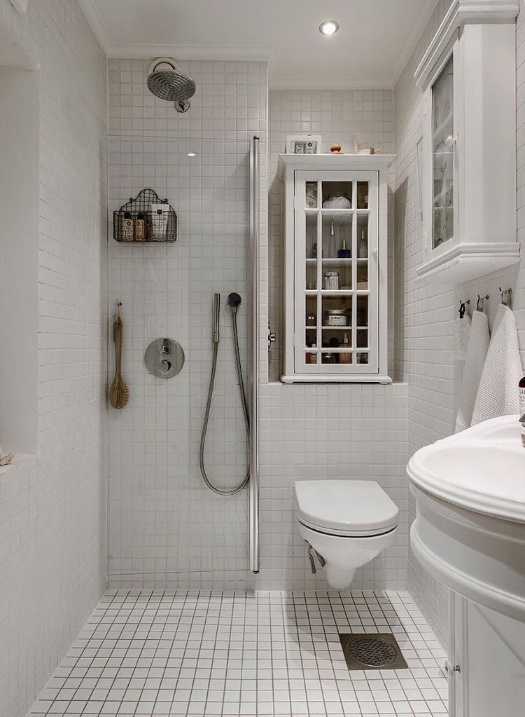 Được bố trí ở một khu vực nhỏ nơi góc nhà méo mó nhưng không gian nhà tắm được thiết kế khá ấn tượng và vô cùng gọn gàng ngăn nắp với giá treo và hệ kệ để đồ dùng.