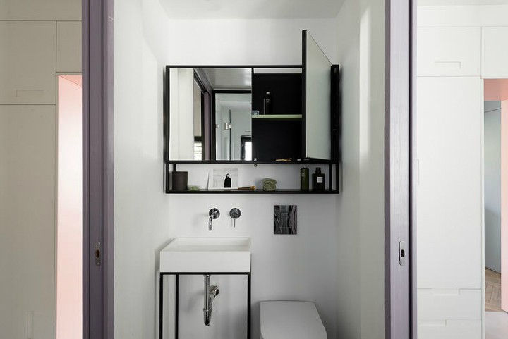  Phòng vệ sinh nhỏ nằm giữa hai phòng ngủ.    