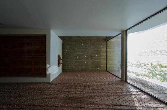 Bức tường kính rộng cao sát trần giúp thể tích luôn tràn ngập ánh sáng.