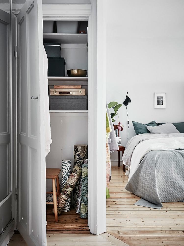  1 hệ tủ dài cao sát tường ngăn bên ngoại trừ chủ nhà tiêu dùng để trữ vật dụng và ngăn bên trong là tủ đựng quần áo vào đồ tiêu dùng cá ngân thuận tiện ngay cạnh giường ngủ.    