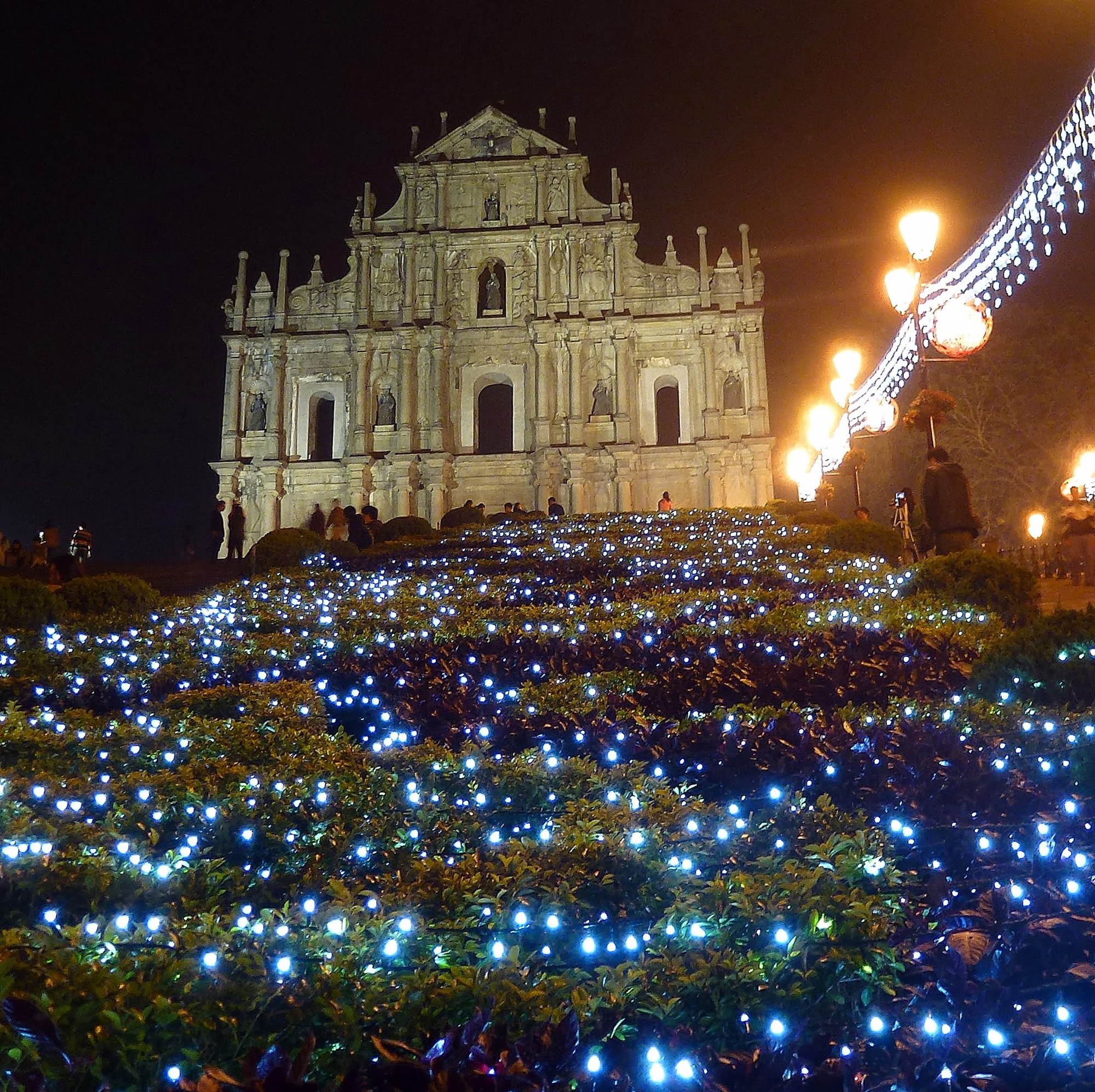 Nhà thờ thánh Paul tại Macau được thắp sáng bởi hàng nghìn ngọn đèn Led sáng rực rỡ như những chú đom đóm đêm Giáng sinh.