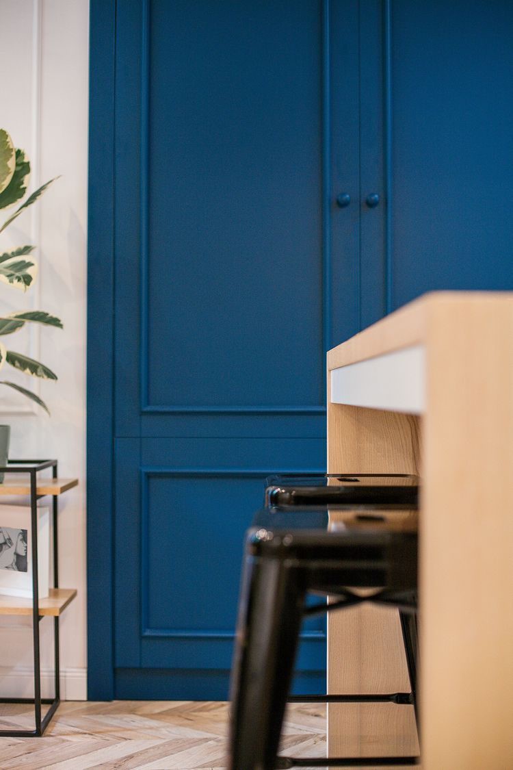 Từ những cánh cửa cho đến hệ thống tường ngăn khu nhà tắm, ghế ngồi nơi phòng khách….cũng đem đến vẻ cuốn hút kỳ lạ.