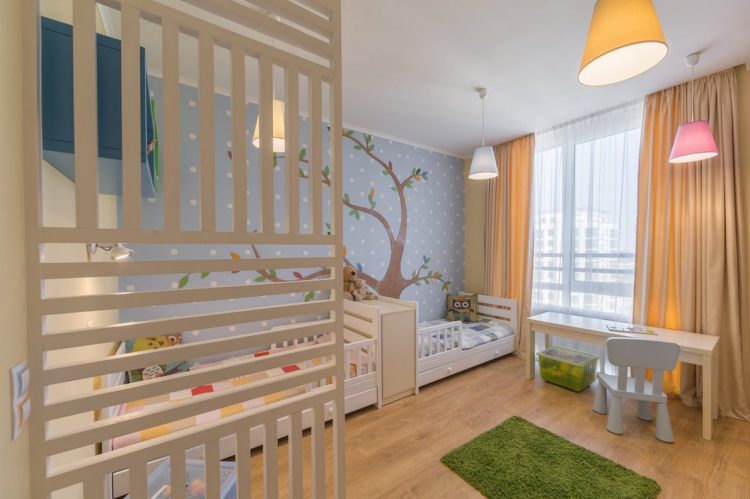 Hai chiếc giường đơn được đặt khéo léo sát tường dành không gian sàn nhà để làm khu vui chơi và học hành cho các con.