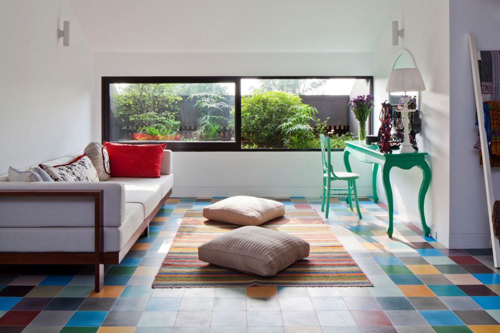 Phòng có cửa sổ lớn nhìn xuống vườn giúp chủ nhân căn phòng gần hơn với thiên nhiên.