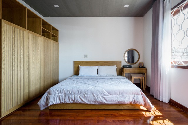 
Phòng ngủ thoáng sáng và vô cùng tiện nghi với hệ thống tủ kệ gỗ trữ đồ ngay cạnh chiếc giường. Toàn bộ sàn nhà được lát gỗ sáng màu.

 
