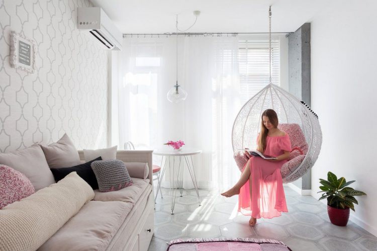 Góc nhỏ thoáng sáng này cũng là nơi cô chủ nghỉ ngơi, đọc sách sau những giờ làm việc căng thẳng.