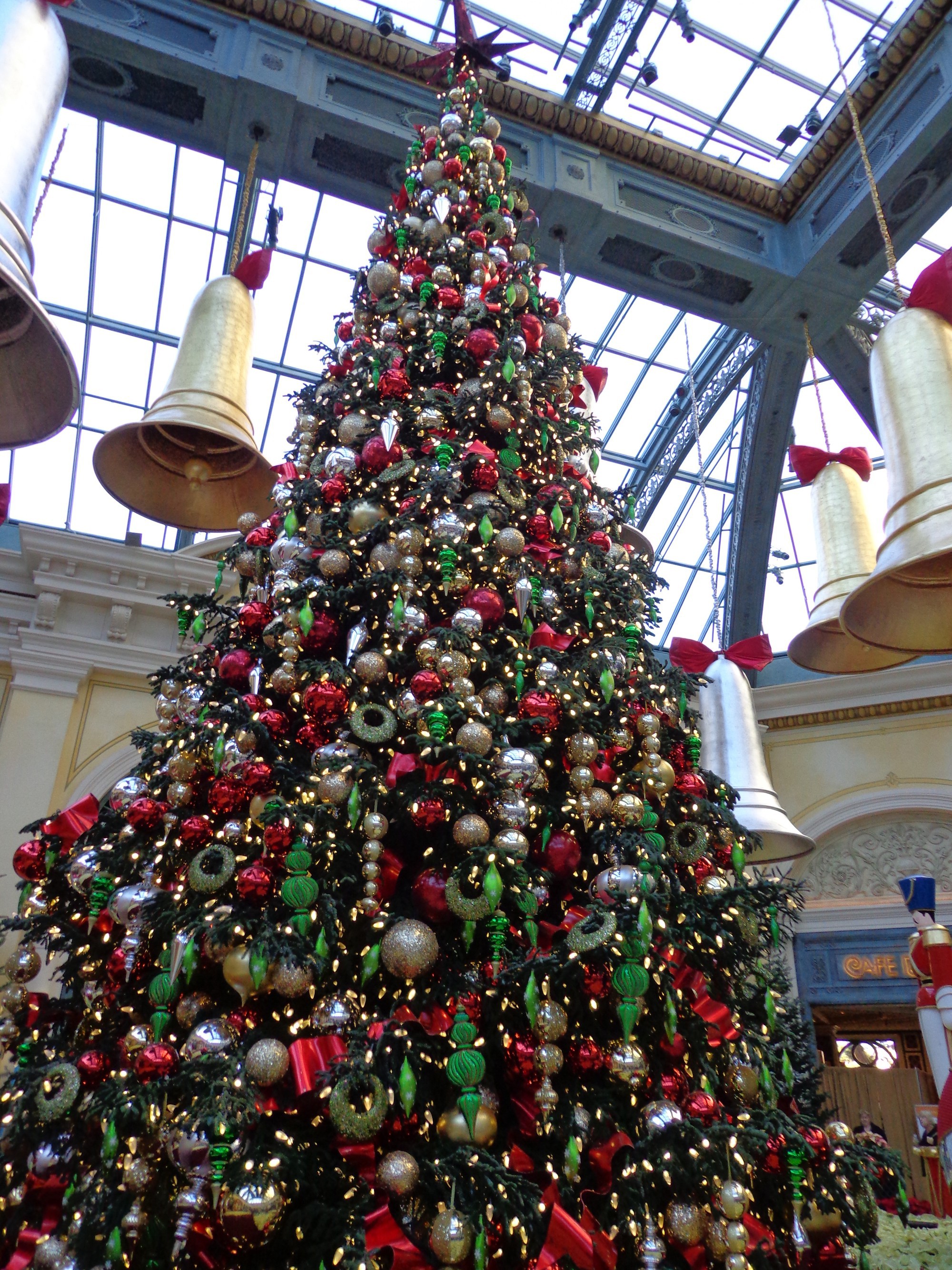 Cây thông Noel khổng lồ tại thành phố Las Vegas, kinh đô ăn chơi của thế giới.