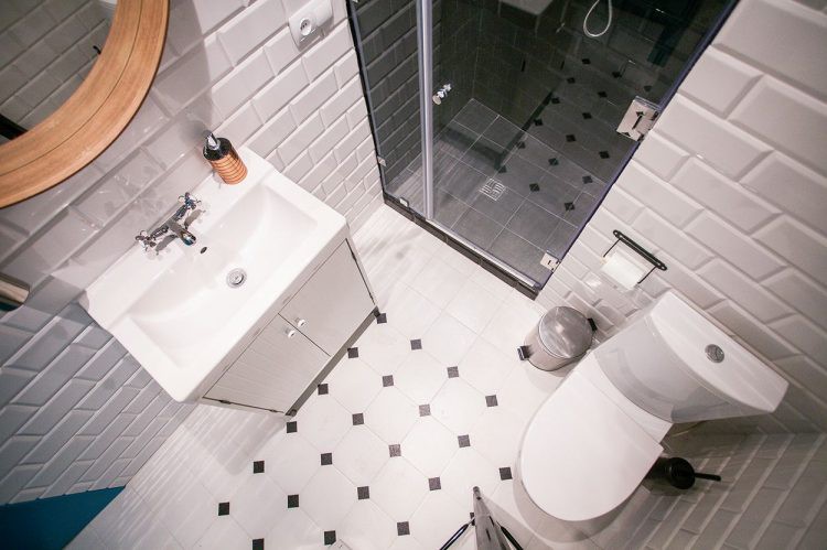 Khác biệt hoàn toàn có không gian bên ko kể, khu vực nhà tắm lại là sự hài hòa kết hợp của hai tông màu đen trắng tạo diện tích sang trọng và sạch sẽ.