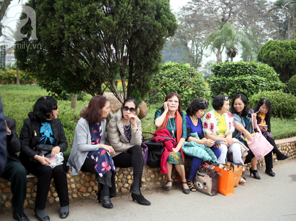 Nhiều chị em phụ nữ đành ngồi trong khuôn viên công viên đợi đến chiều.