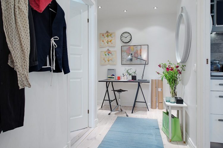 Góc làm việc nhỏ được bài trí khá đơn giản nằm sát tường.