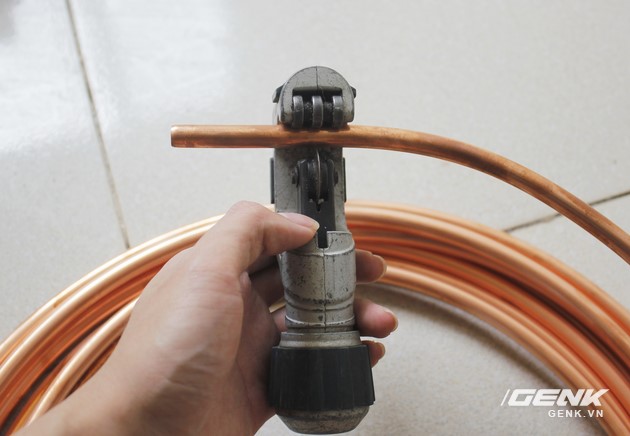 
Dùng dụng cụ cắt ống đồng, cắt ống cho thật thẳng để tiến hành loe ống cho chuẩn xác.
