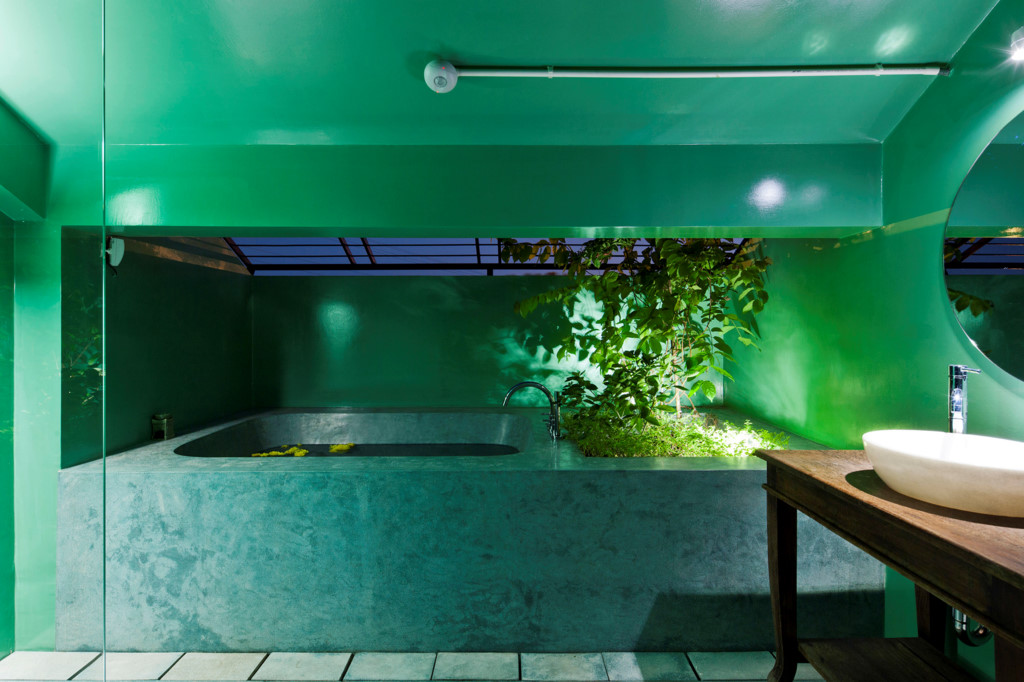 Phòng ngủ áp mái còn có một công trình phụ đi kèm.