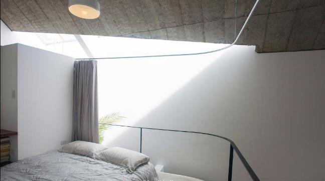 Ánh sáng đi qua khu vực giếng trời len lõi vào từng không gian, thậm chí cả giường ngủ.