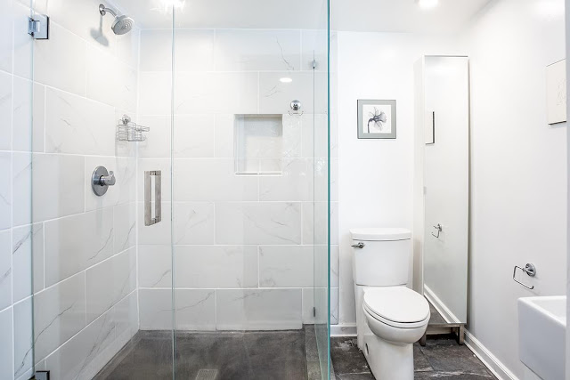 
Nhà tắm và khu vệ sinh được đặt cùng một không gian nhưng lại được phân định rõ ràng nhờ hệ cửa kính trượt trong suốt.

 
