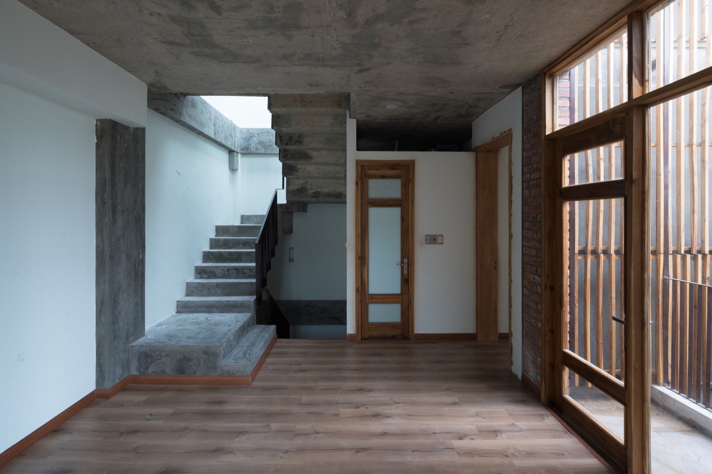 Cầu thang nhỏ dẫn lên tầng 3 ngôi nhà.