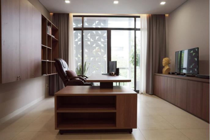  Phòng làm việc được thiết kế thoáng sáng và sang trọng với nội thất gỗ. 