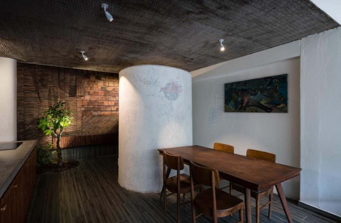 Nội thất của ngôi nhà đơn giản nhưng lại vô cùng thân thiện và ấm cúng. Một bức tường được xếp bằng ngói vô cùng ấn tượng.