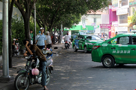 Khi lực lượng đô thị phường Phạm Ngũ Lão đến nhắc nhỡ, nhiều tài xế mới đánh xe đi đậu nơi khác trả lại vỉa hè cho người đi bộ.