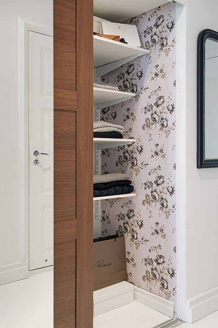 Góc để đồ và tủ quần áo được thiết kế thuận tiện với rất nhiều ngăn và cửa trượt.