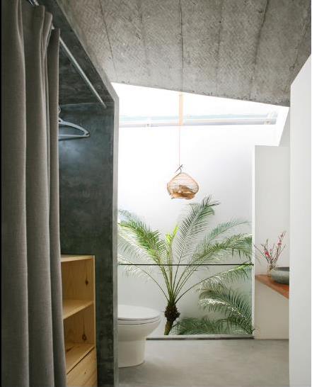 Góc vệ sinh trên tầng 2 tuyệt đẹp với cây xanh.