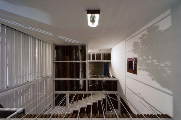 Qua giếng trời những tia nắng đổ bóng lên tường tuyệt đẹp.