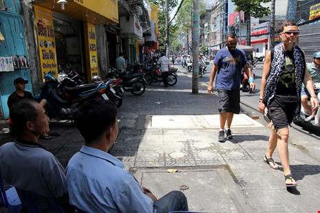 Trên đường Trần Quang Khải, vỉa hè đã thông thoáng hơn, thoải mái cho người đi bộ.