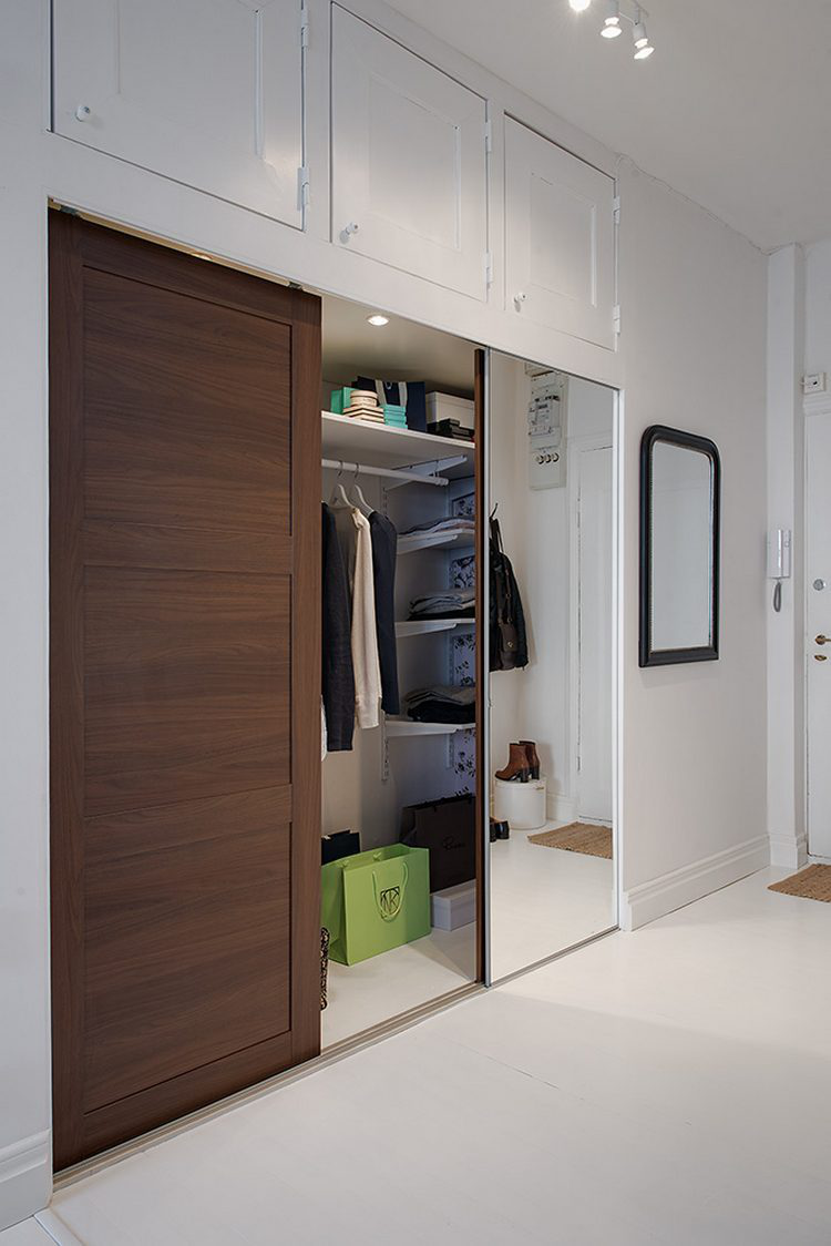 Nơi đây còn có cả một chiếc giương lớn giúp chủ nhà sửa soạn lại quần áo mỗi khi cần ra ngoài.