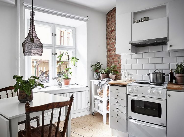 Cũng như phòng khách, căn bếp được bố trí ở cửa sổ đầy nắng cho cảm giác ấm áp và sáng sủa.