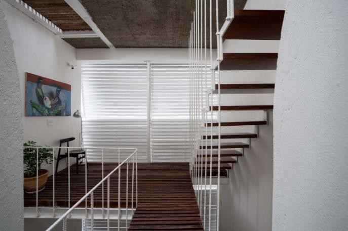 Hành lang được tạo nên từ những thanh gỗ ghép lại với nhau mang đến cảm giác thân thiện, gần gũi.