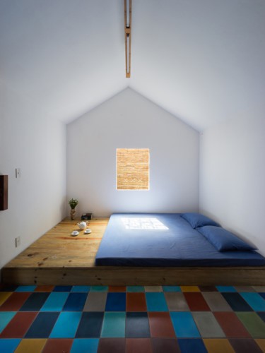 Các phòng ngủ đơn giản nhưng tinh tế, được sử dụng gạch lát nhiều màu mang lại sức sống tươi trẻ cho cả không gian. 