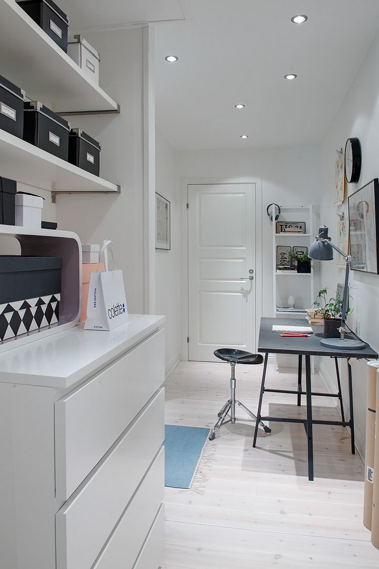 Hệ thông kệ chạy dài được phân làm nhiều tầng cao sát trần thỏa mãn nhu cầu để đồ cho chủ nhà.