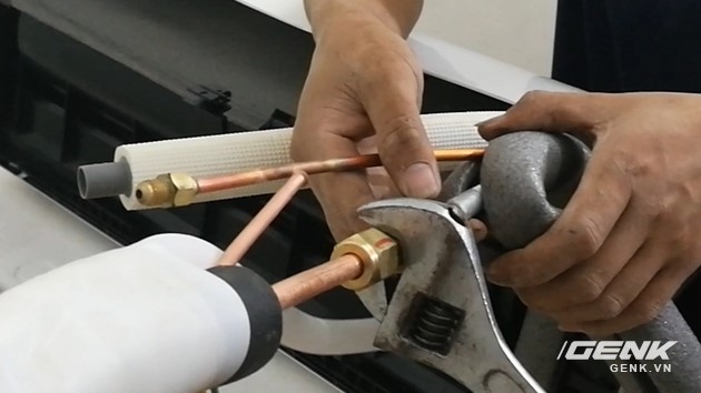 
Lắp ống đồng đã loe vào dàn lạnh, dùng 2 chiếc mỏ lết để siết chặt ốc.
