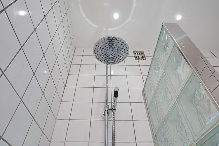 Nơi đây được bài trí bởi những vật dụng cơ bản nhất, và chọn gam màu trắng để tạo độ rộng thoáng và mát mẻ cho mọi người khi sử dụng.