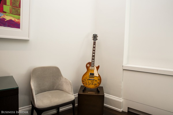 Được trưng bày thêm trong phòng hội nghị là chiếc đàn guitar Jimmy Page của Led Zeppelin, từng chơi tại sàn giao dịch khi Warner Music Group ra mắt vào năm 2005.