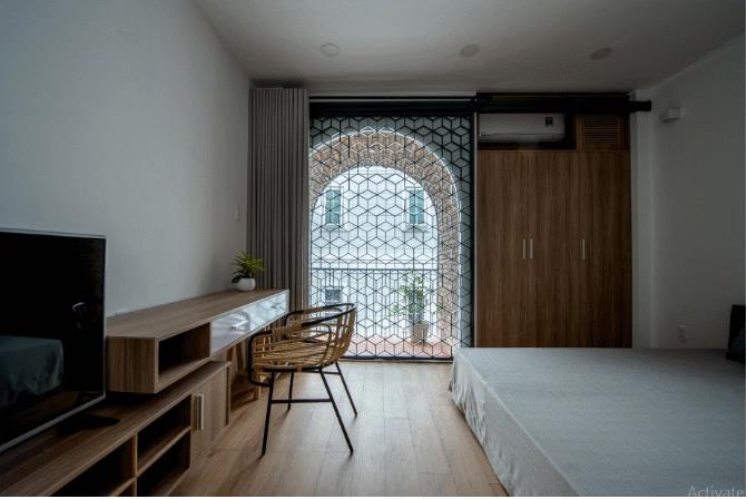 …và có ban công rộng nhìn ra bên ngoài.