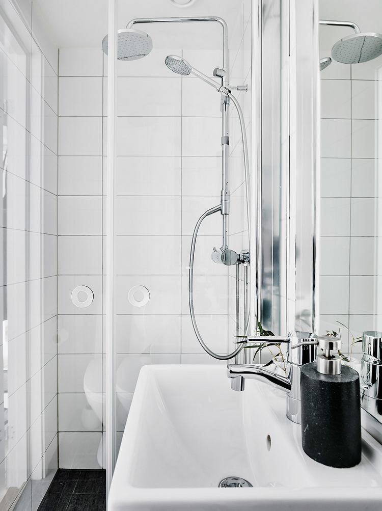  Góc nhà tắm được vật dụng phần lớn đồ nội thất hiện đại.    