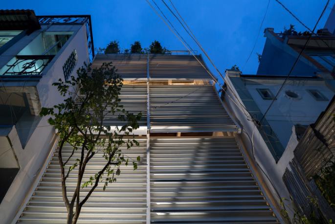 Hệ thống rèm che nắng được bố trí toàn bộ bên ngoài mặt tiền ngôi nhà.