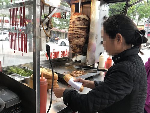 
Các xe đẩy bán bánh mì doner ở vỉa hè thu lãi tiền triệu mỗi ngày, thậm chí vài triệu đồng mỗi ngày tuỳ thuộc vào số thịt bán được nhiều hay ít
