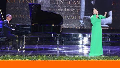 Bộ trưởng Nguyễn Thị Kim Tiến biểu diễn bài hát “Mãi mãi tuổi 20”