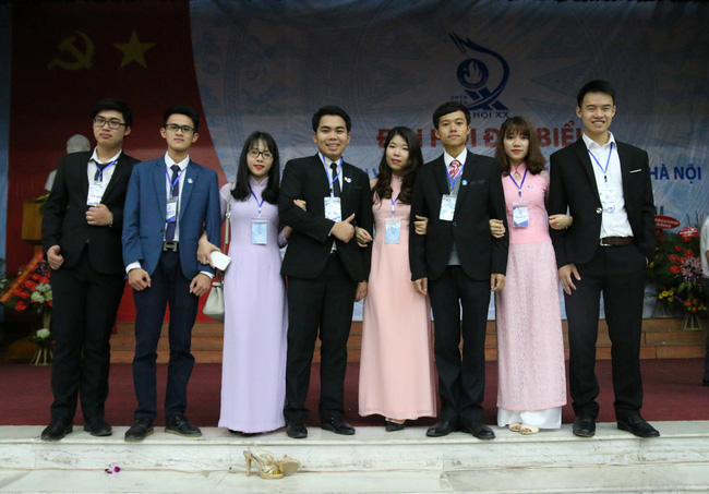 Bách (ngoài cùng bên phải) tích cực tham gia các chương trình Đoàn, Hội trong thời gian là sinh viên