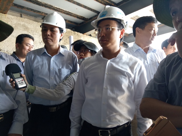 Ông Nguyễn Xuân Anh kiểm tra cống xả nước thải gây xói lở biển Đà Nẵng.