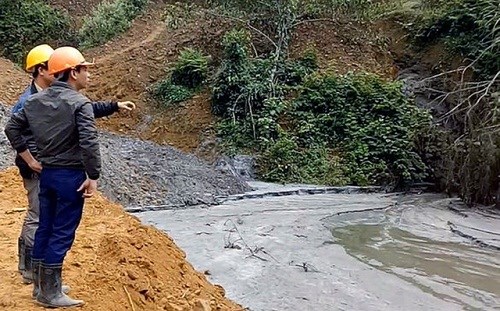 
Một lượng bùn thải khai thác quặng thiếc trôi xuống sông suối, ảnh hưởng môi trường trực tiếp cho hàng ngàn dân trên 3 xã của địa phương này.

