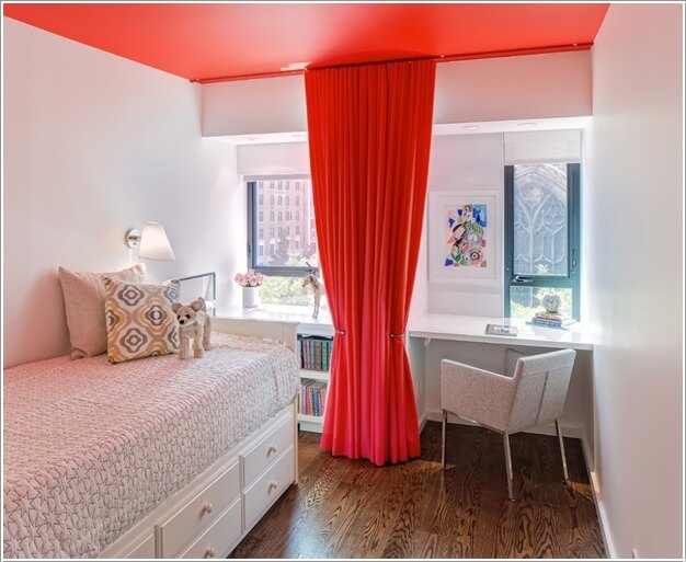 
Thay vì sơn cả trần nhà màu trắng, bạn hãy thử khoác cho nó chiếc áo màu đỏ. Một chiếc rèm cửa cùng tông màu nối dài từ trần nhà tới sàn sẽ lôi cuốn sự chú ý của mọi ánh nhìn giúp căn phòng nhỏ sẽ không còn bị để mắt.

 

