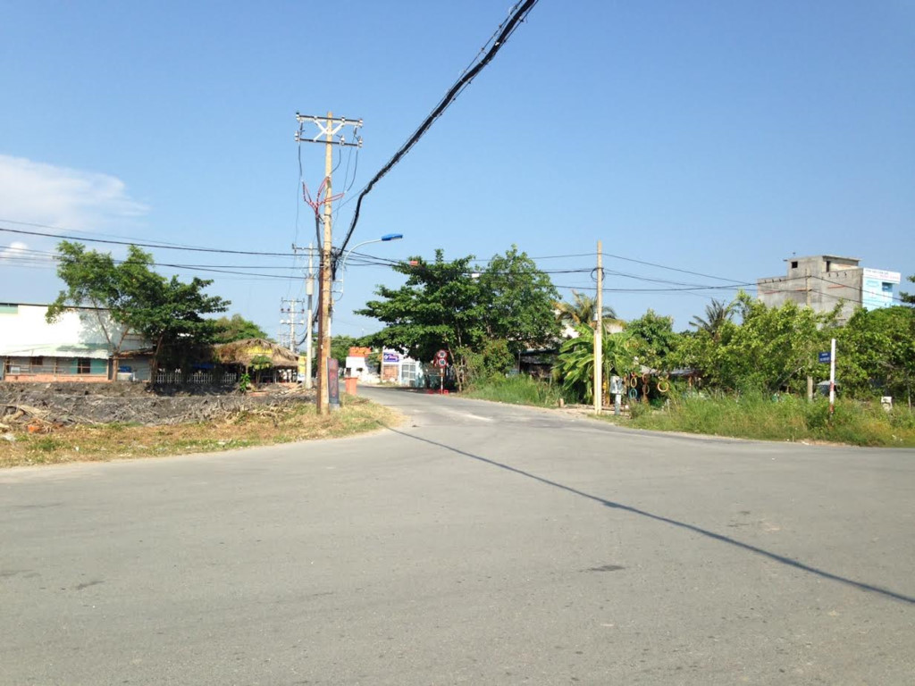 Ngã ba đường Rừng Sác và Tam Thôn Hiệp, khu vực đang sốt đất kể từ đầu tháng 4. Ảnh: V. Văn